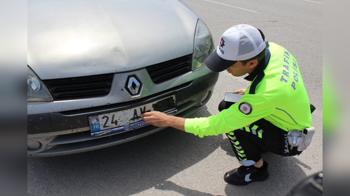 Aksaray'da plakasını bantlayan sürücüye ceza: Cenazem var bahanesi