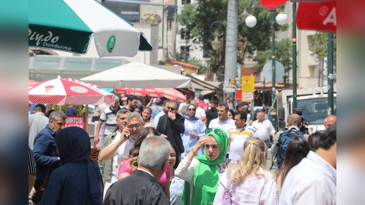 Diyarbakır'da PKK'nın fesih kararı sevinçle karşılandı: Barış ve birlik içinde ilerleyeceğiz
