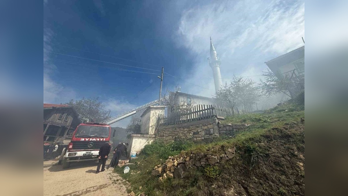 Göynük'te iki ahşap ev ve cami alevlere teslim oldu: Yangın kontrol altına alındı