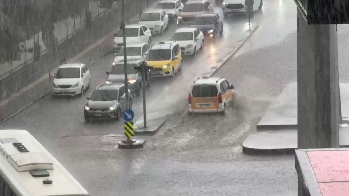 Diyarbakır'da sağanak yağış ve dolu hayatı olumsuz etkiledi