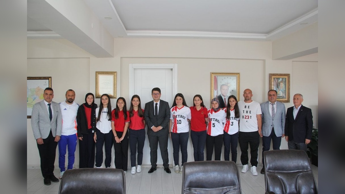 Kula'lı genç softbolcular, Kaymakam Özdemir'i ziyaret etti