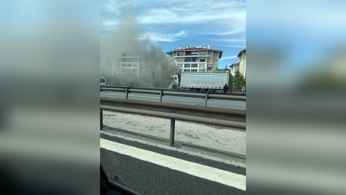 Kocaeli'nde Tır alev alev yandı: Otoyolda korku dolu anlar