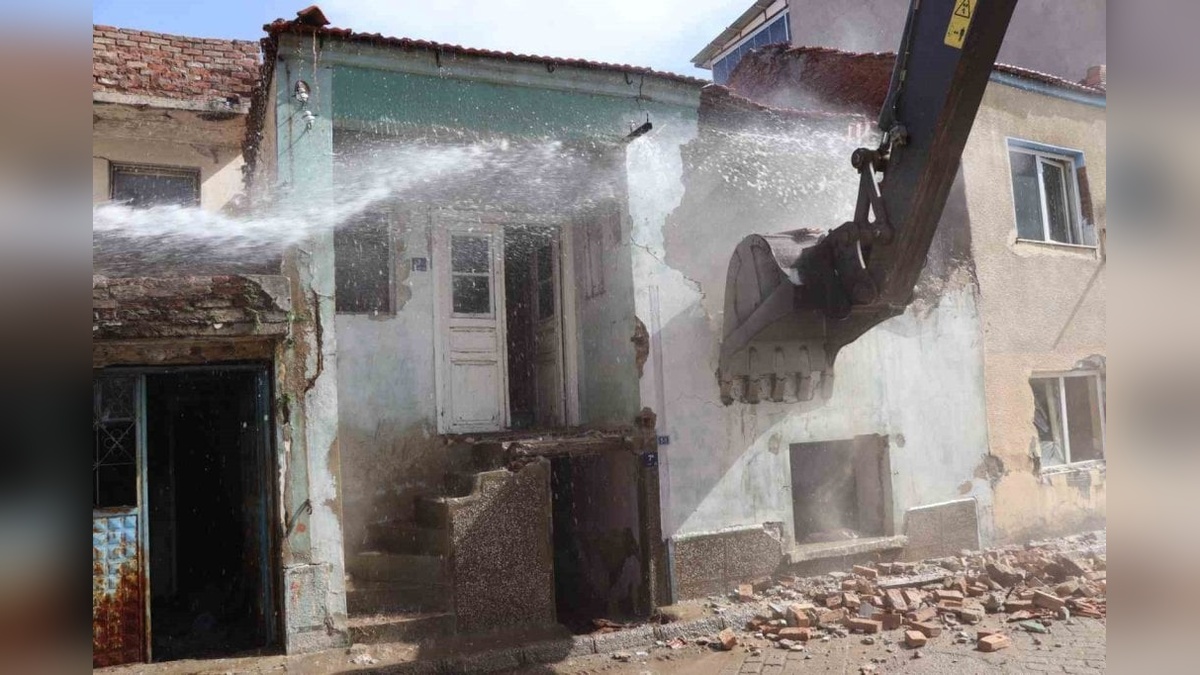 Nazilli Belediyesi metruk binaları yıkıyor: Şehir çehresi değişiyor