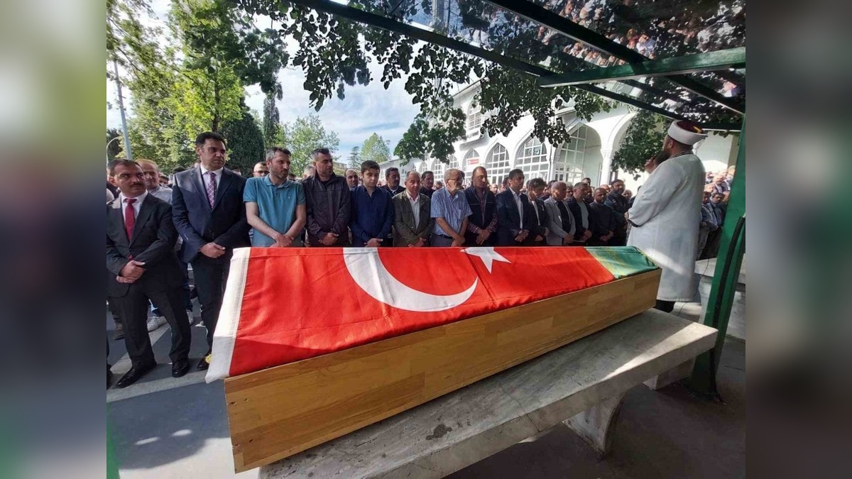 Sakarya'da Okul Müdürü Bülent Gündüz'ü son yolculuğuna uğurladı