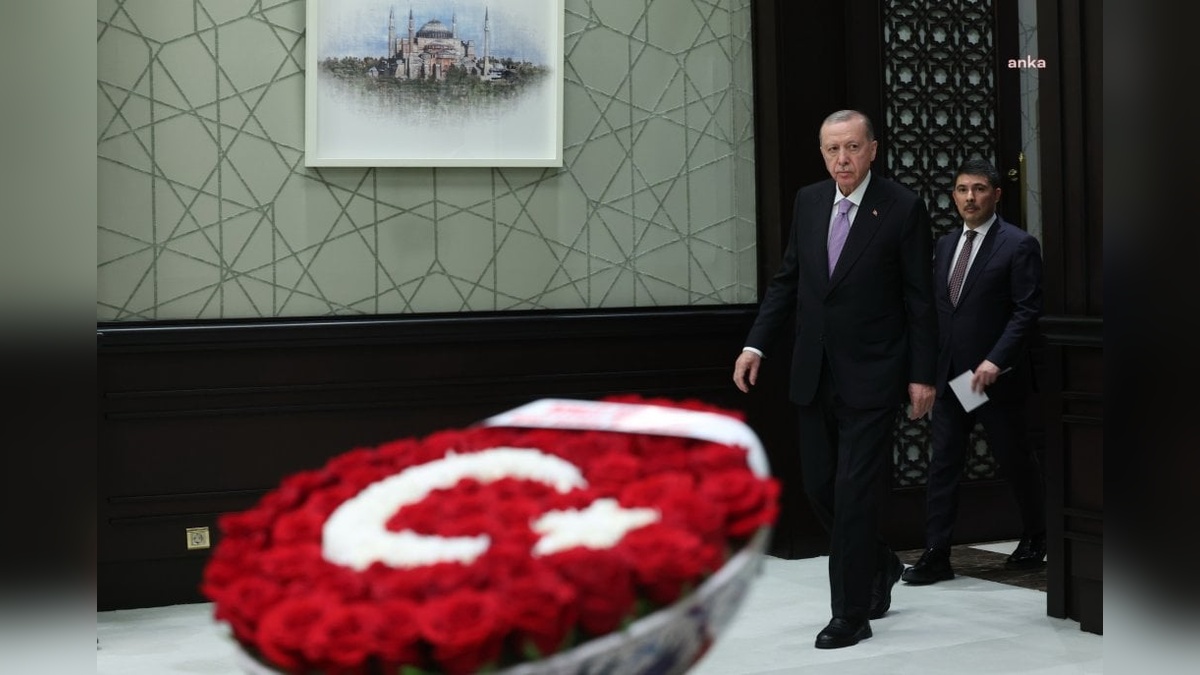 Cumhurbaşkanı Erdoğan başkanlığında Kabine toplandı: Bahçeli'den 'Terörsüz Türkiye' çiçeği