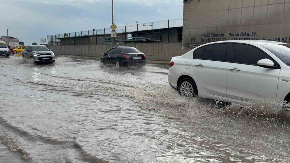 Edirne'de sağanak yağış: Yollar göle döndü