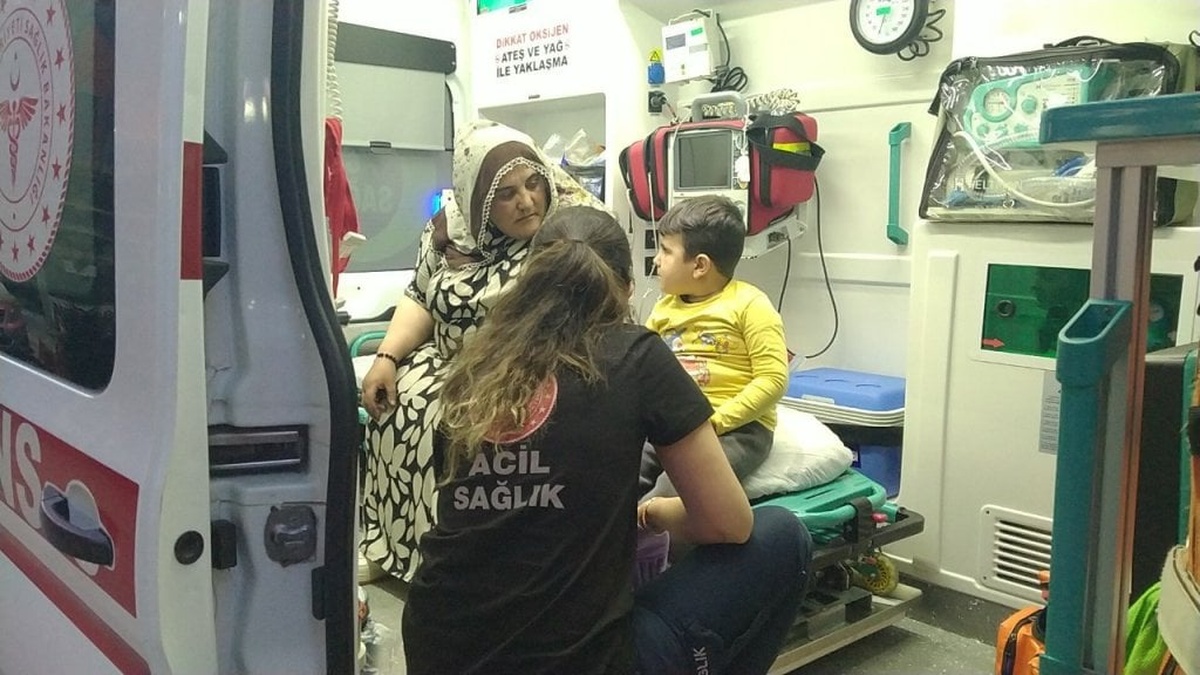 Gölcük'te dört katlı binada yangın: Anne ve çocuğu dumandan etkilendi