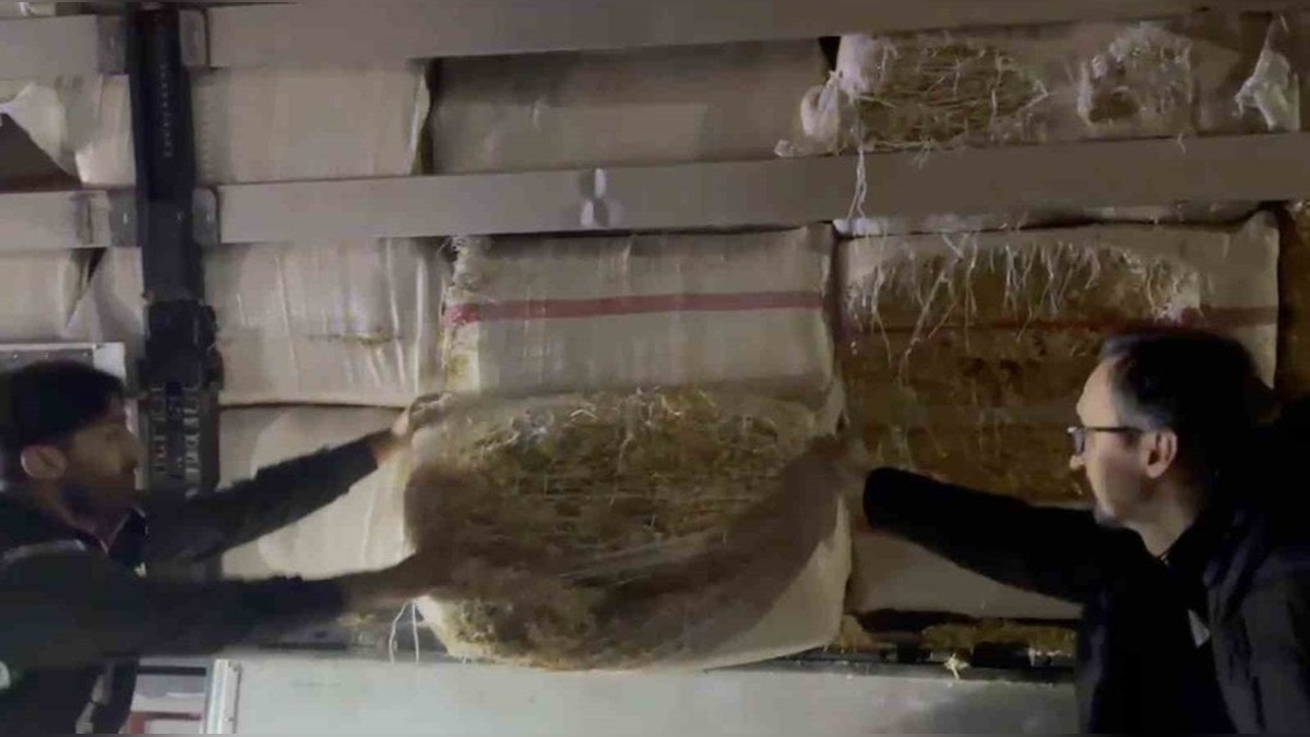 Kocaeli'de tır dorsesinde 27 bin 770 paket kaçak sigara ele geçirildi