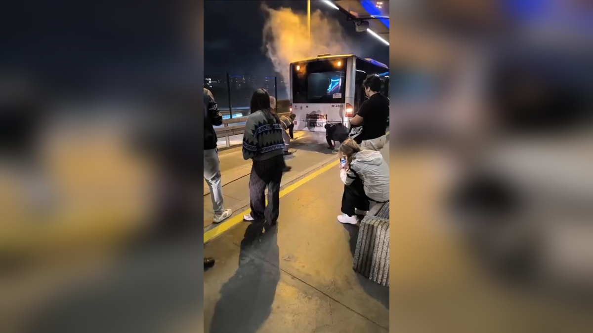 İstanbul'da metrobüs yangını: Seferler kısa süreli aksadı