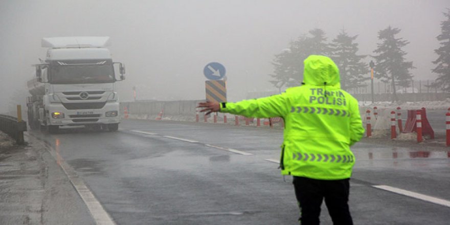 Bolu Dağı'nda yoğun sis ve hafif kar