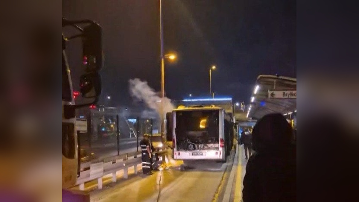 Okmeydanı Metrobüs Durağı'nda metrobüste yangın: Seferler aksadı