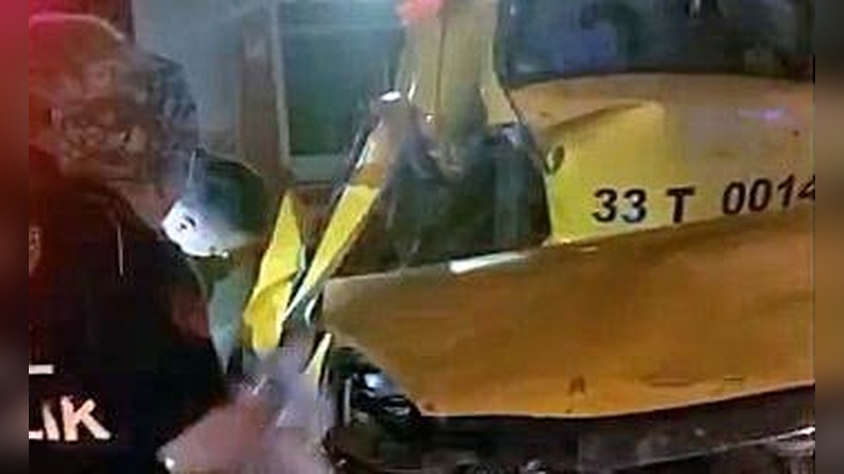 Mersin'de taksi kaza yaptı: İki ölü