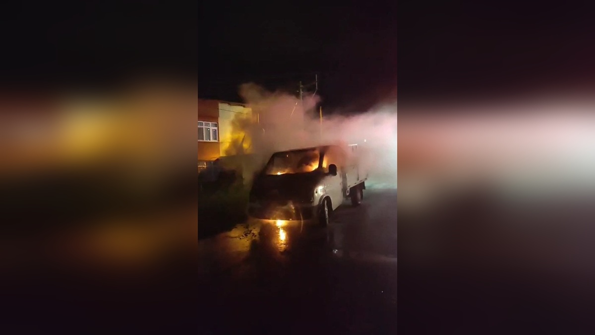 Samsun'da Park Halindeki Kamyonet Alev Aldı