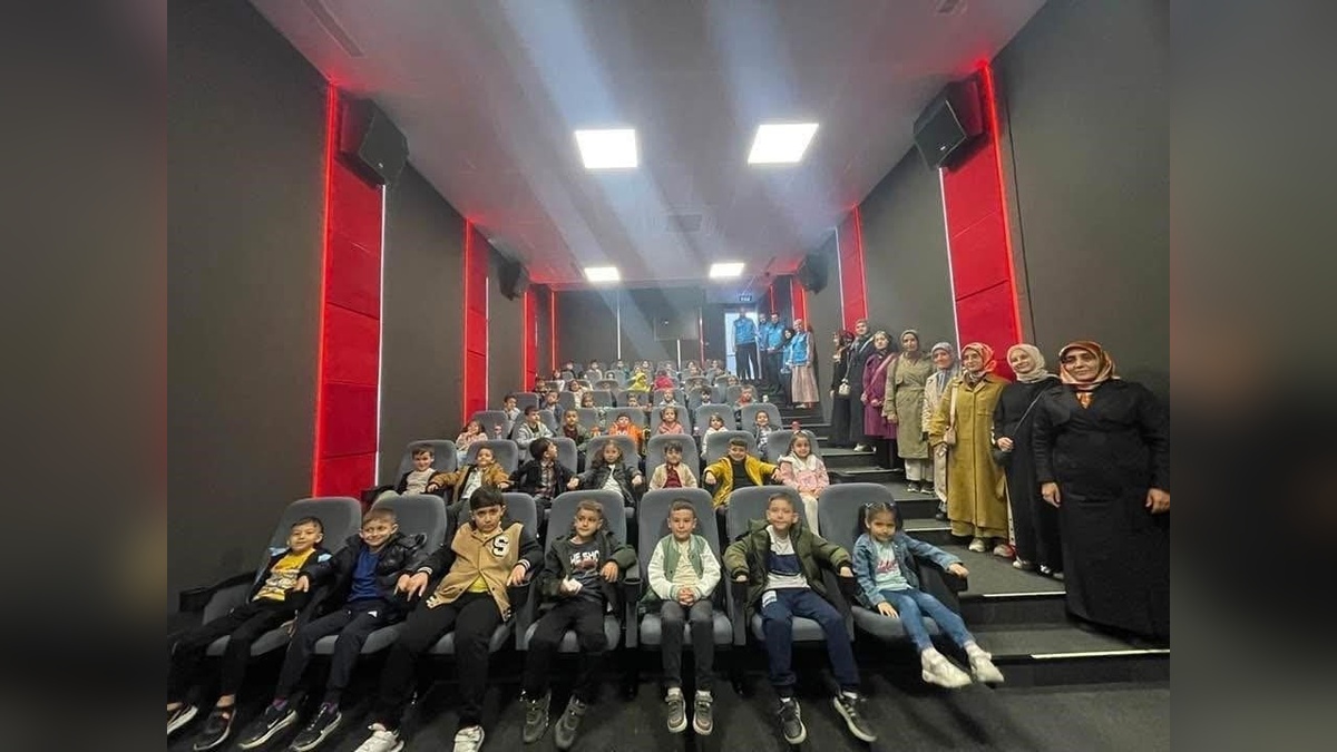 Soma'da 400 minik öğrenci 'Hay Hak: Karagöz-Hacivat' filmini izledi