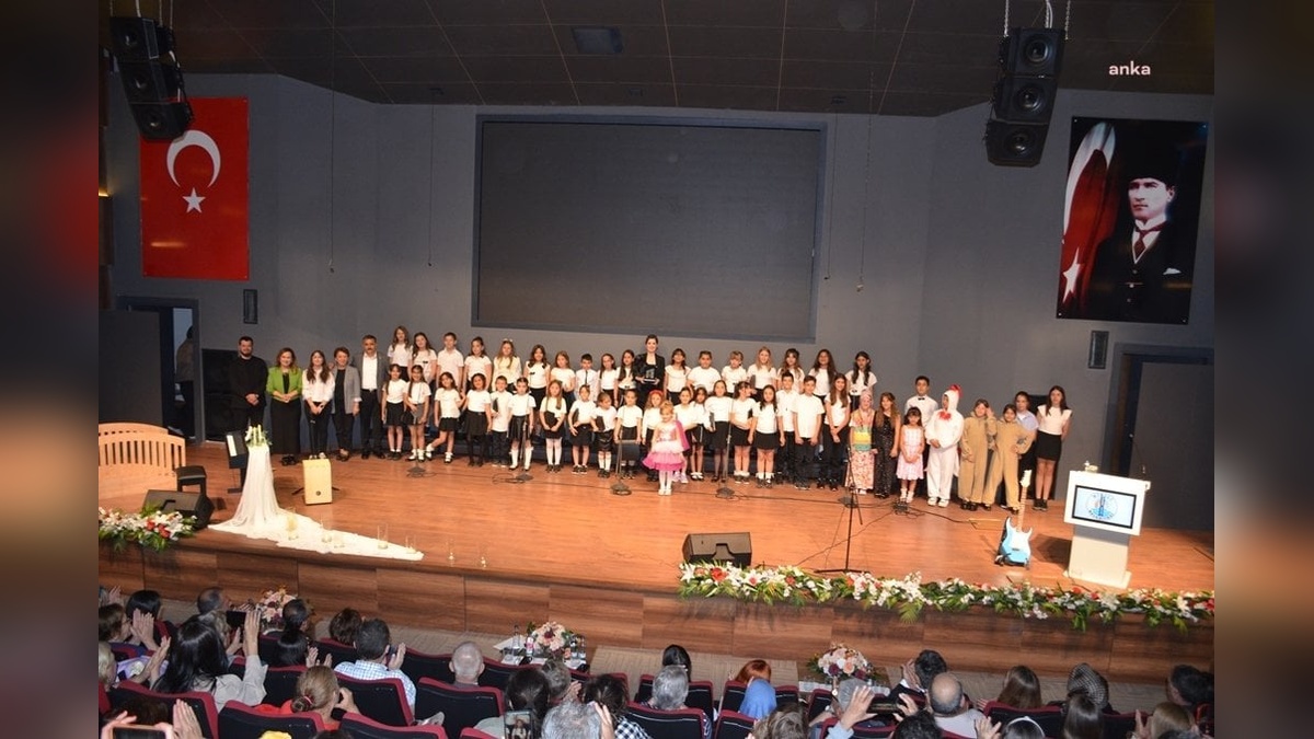 Dikili'de 'Küçük Yıldızlar Büyük Ezgiler' konseri coşkuyla gerçekleşti