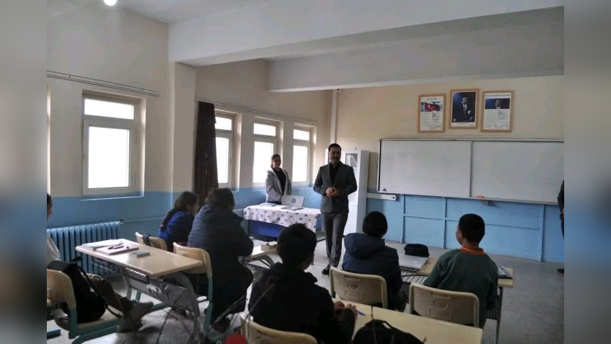 Akyaka Kaymakamı Demirtaş, öğretmen ve öğrencilerle buluştu