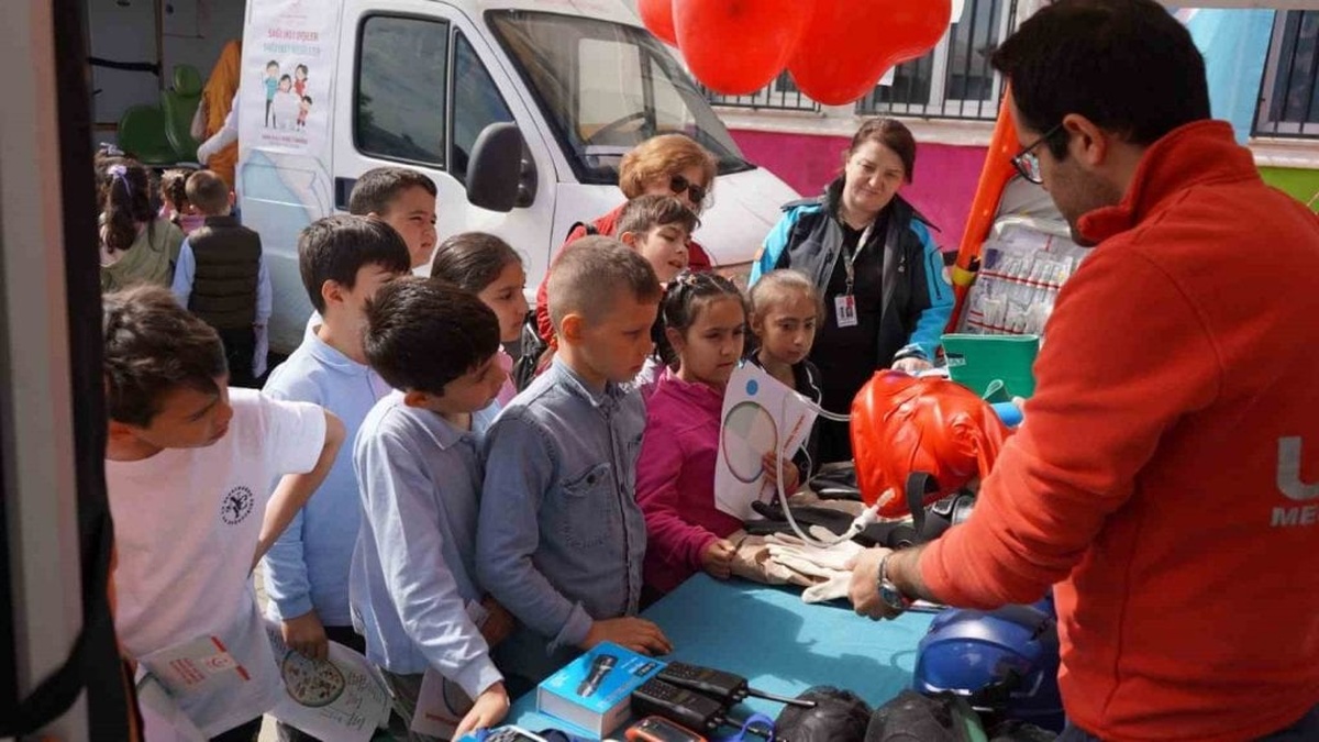 Bilecik'te "Sağlıklı Çocuk, Sağlıklı Gelecek" programı başladı: Minik öğrenciler sağlıklı yaşamı öğreniyor