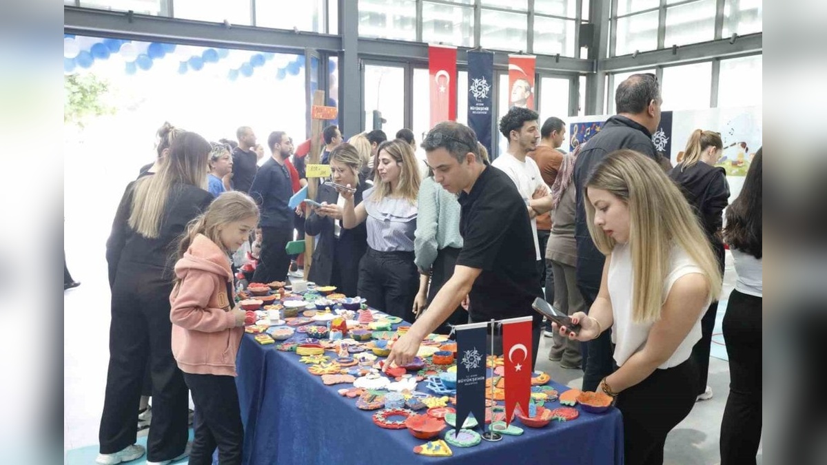 Aydın Büyükşehir Belediyesi Sanat ve Gelişim Otizm Merkezi öğrencileri sergisi açıldı: Öğrencilerimizin yanında olmaya devam edeceğiz