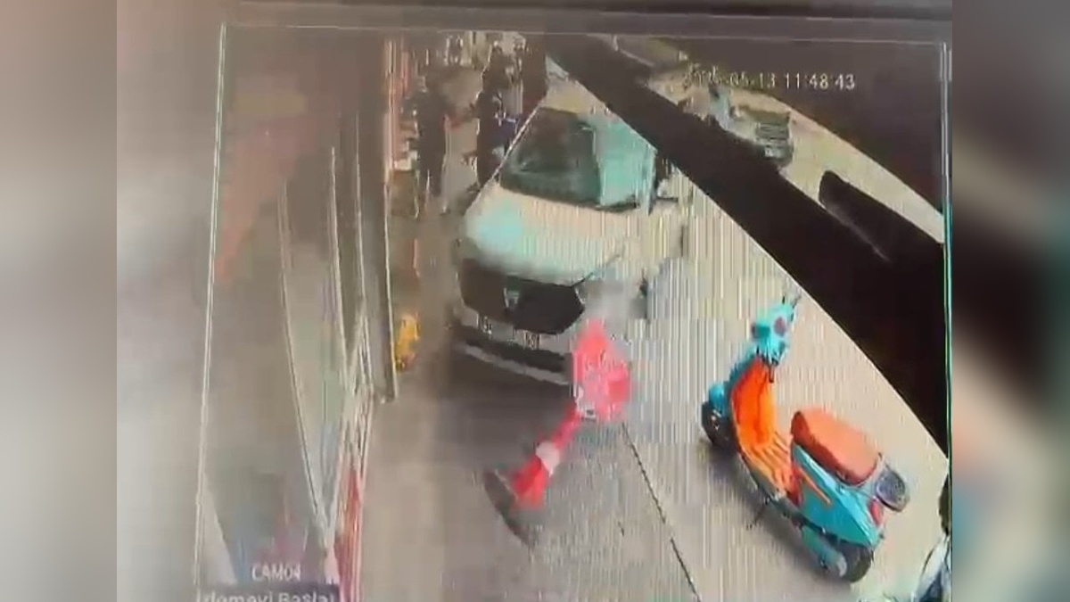 Adana'da hafif ticari araç bisikletliye çarptı: Yayalar son anda kurtuldu