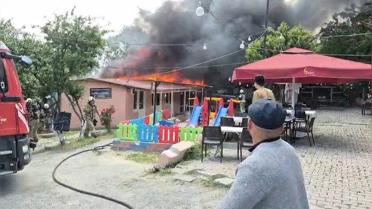 Avcılar'da restoran çatısında yangın: Restoran kullanılamaz hale geldi