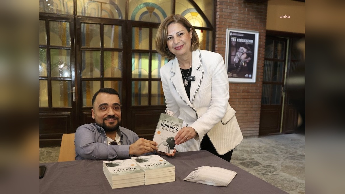 Eskişehir'de cam kemik hastası Burak Sakçı'nın imza günü: umutlar kırılmaz