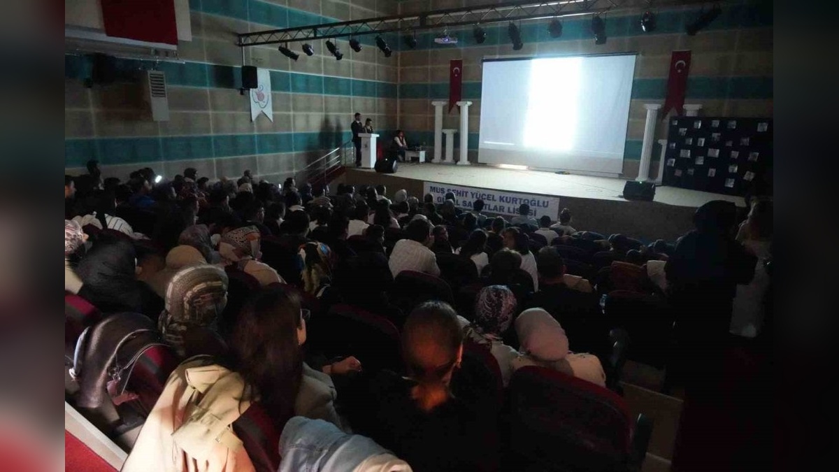 Muş'ta engelliler haftası coşkuyla kutlandı: Özel öğrenciler sahne aldı