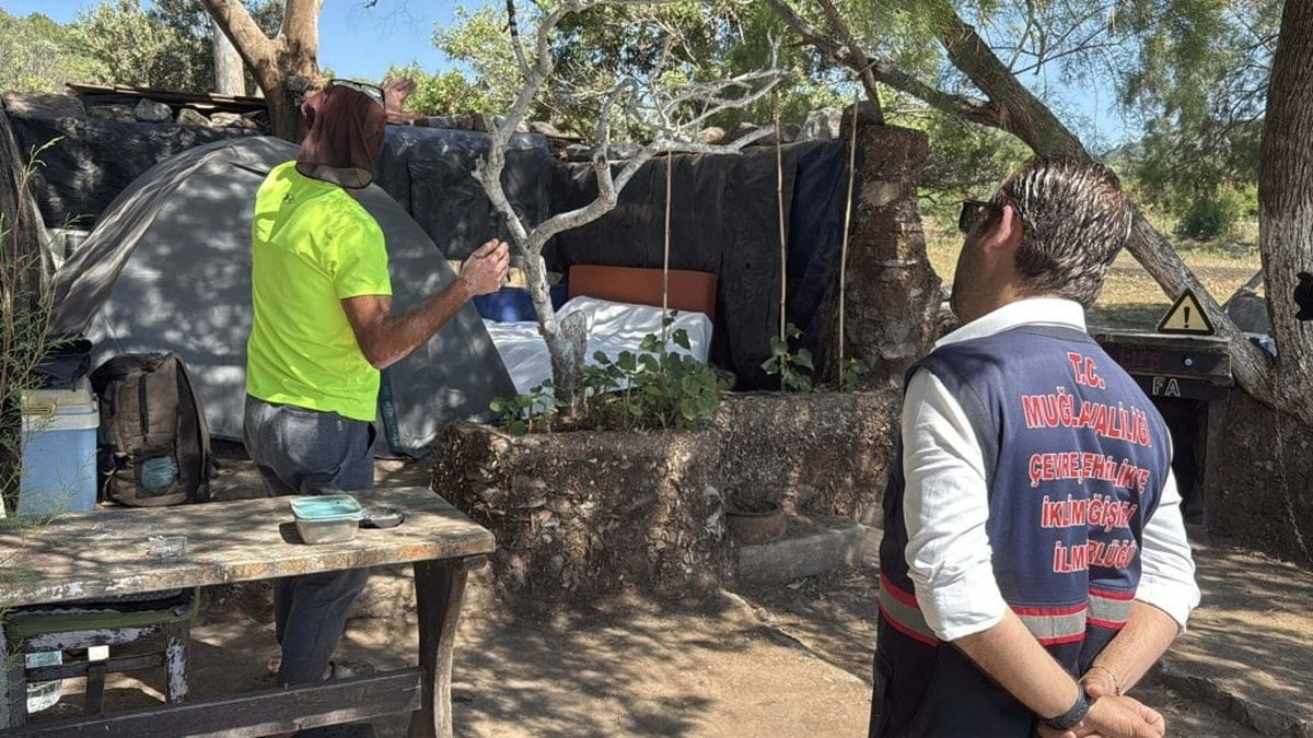 Bodrum'da SİT alanındaki kaçak yapılar yıkıldı: Vatandaş ile yetkililer arasında gerginlik yaşandı