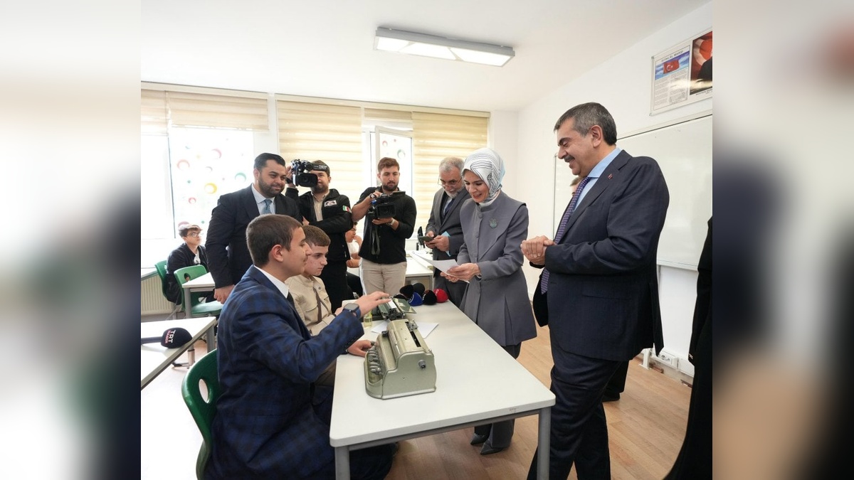 Milli Eğitim Bakanı Tekin ve Aile Bakanı Göktaş, görme engelliler okulunu ziyaret etti