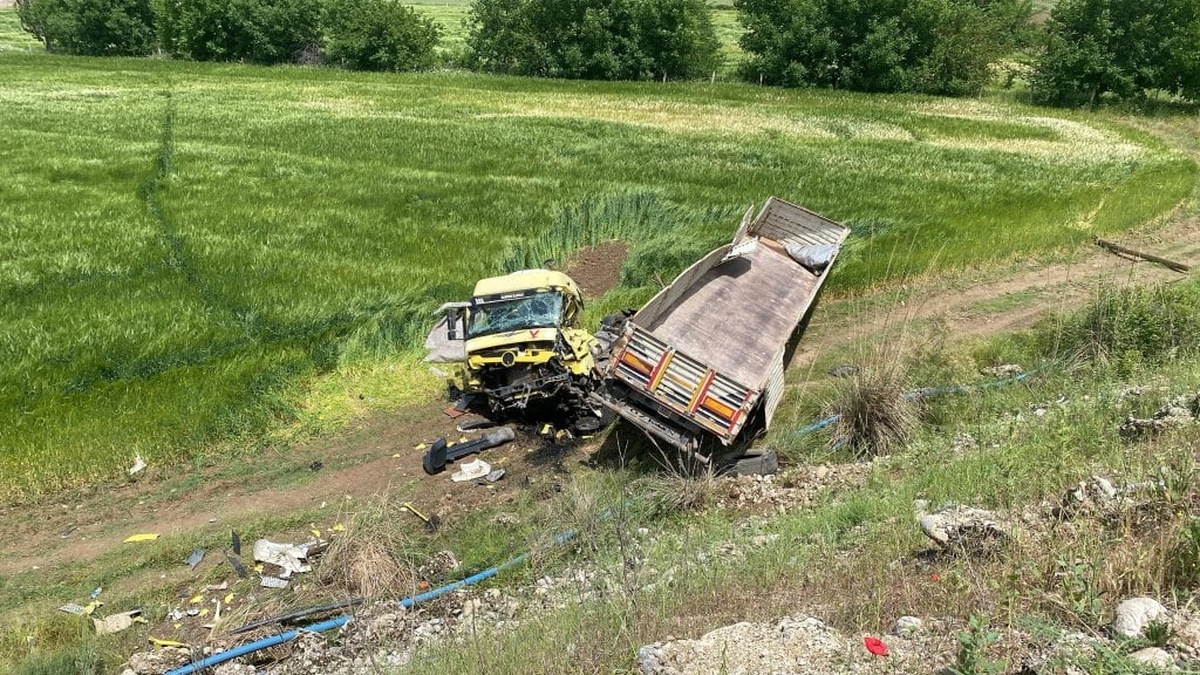 Batman'da TIR 15 metreden tarlaya uçtu: 1'i ağır 3 yaralı