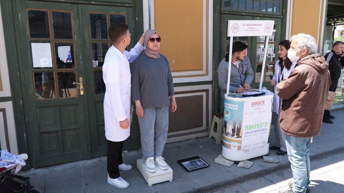 Bakırköy'de 'İdeal Kilonu Öğren, Sağlıklı Yaşa' projesi kapsamında vatandaşların boy ve kilo ölçümleri yapıldı