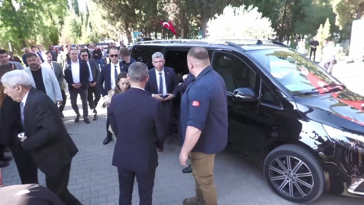 CHP Genel Başkanı Özel, Soma'da maden şehitlerini andı