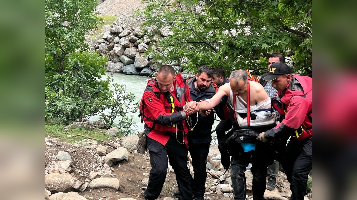 Hakkari'de kayıp vatandaşı ararken dalgıç polis yaralandı