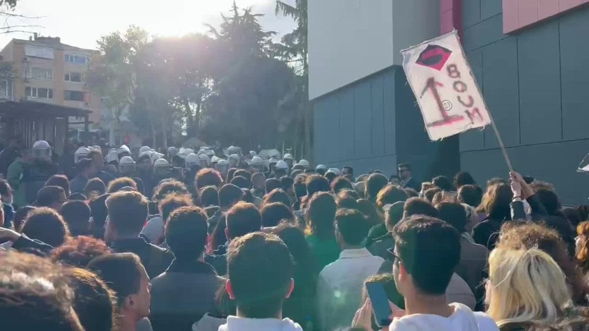 Boğaziçi Üniversitesi'nde protesto: Öğrenciler gözaltına alındı