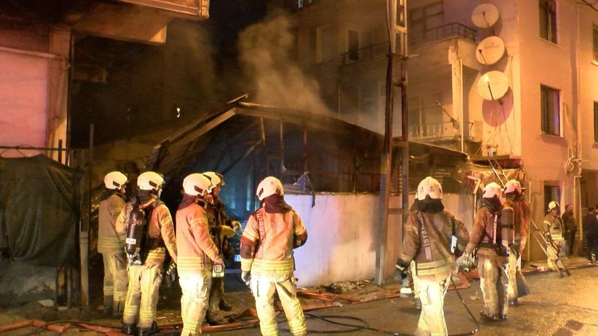 Ümraniye'de gecekondu yangını: Bitişikteki apartman ve otomobil alev aldı