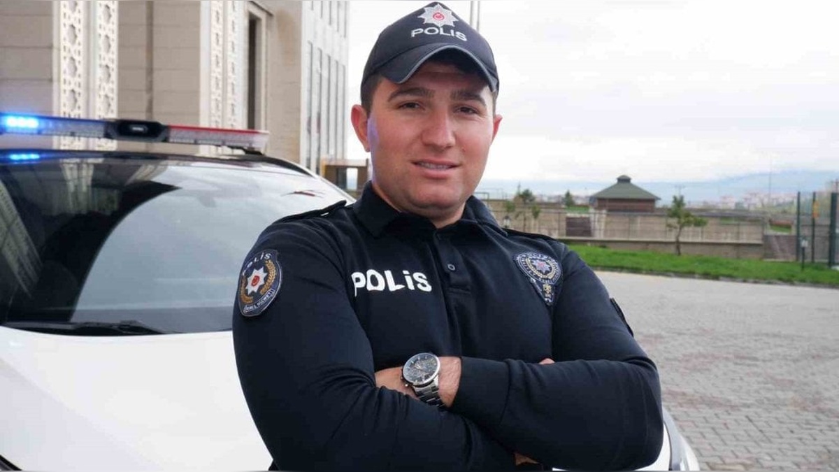 Erzurum'da Polis Memuru Samet Arslan'dan örnek davranış: Yaralı kıza yağmurda şemsiye tuttu