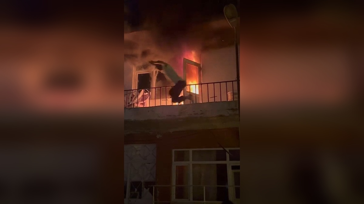 Kocaeli'de korku dolu anlar: Komşu, yangın söndürmek isterken balkondan atladı
