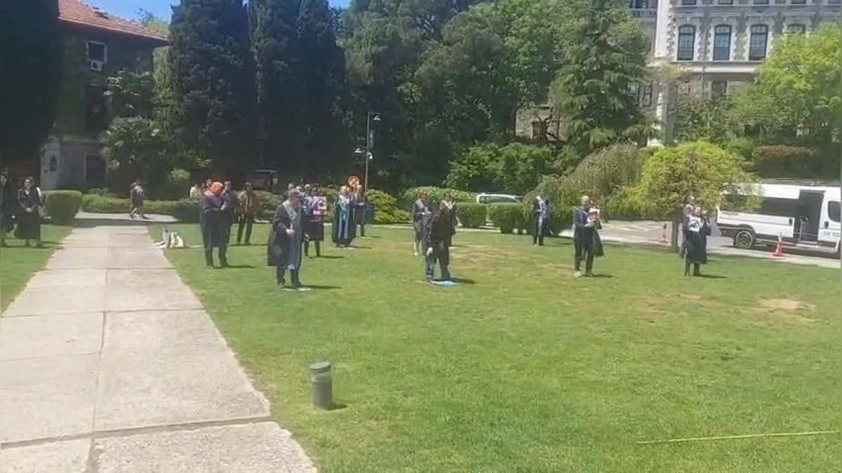 Boğaziçi Üniversitesi'nde öğrenciler, gözaltına alınan arkadaşları için nöbete katıldı