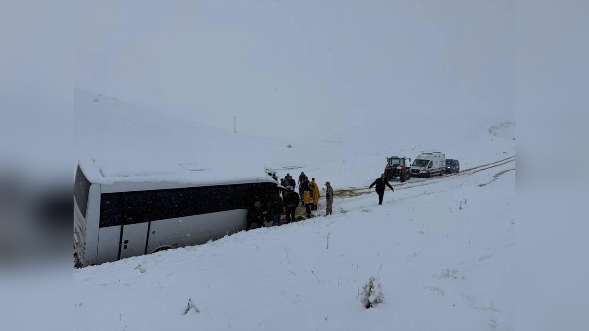 Erzurum'da kar yağışı: Trabzonspor taraftarlarını taşıyan otobüs yoldan çıktı