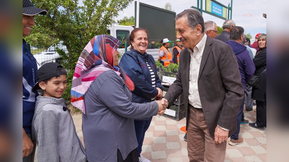 Tepebaşı Belediyesi’nden gönüllü bahçıvanlara fide desteği