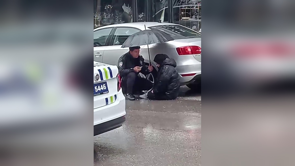 Erzurum'da polis memuru Arslan: Kazada yaralanan öğrenciye şemsiye tuttu