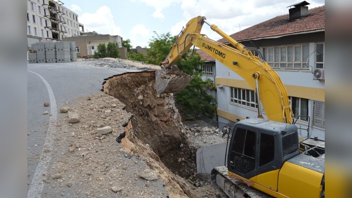 Mardin'de yeni yol ve istinat duvarı okul bahçesine çöktü: Öğrenciler başka okullara yönlendirildi