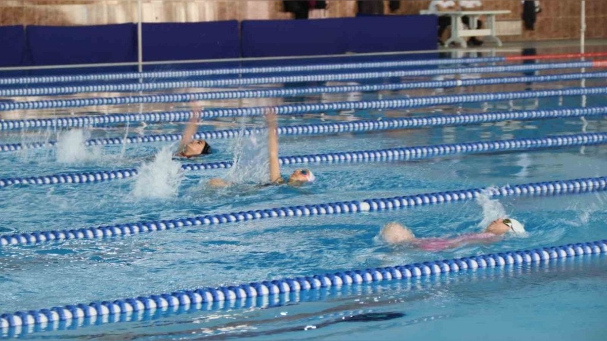 Elazığ'da minikler yüzme müsabakaları sona erdi