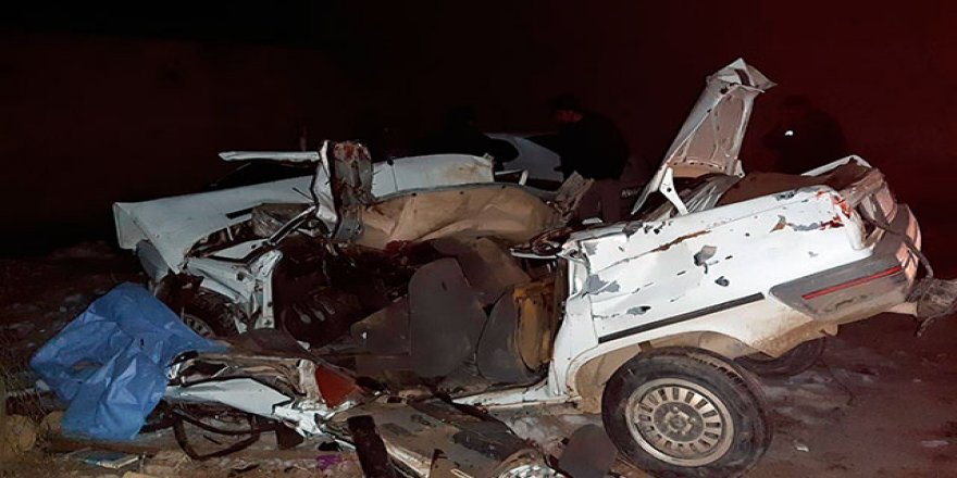 Otomobil önce tarım aracına, ardından duvara çarptı