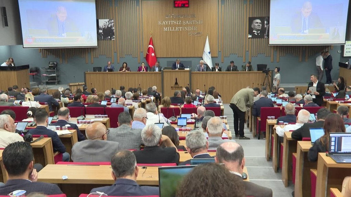 Başkan Tugay: Yangın sonrası yapılaşma iki dünyada da suç