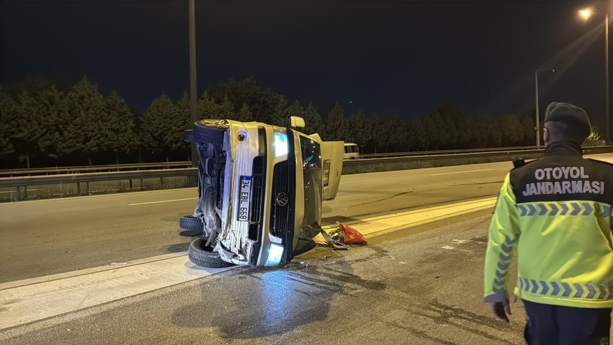 Kocaeli'de feci kaza: Minibüs bariyere çarptı