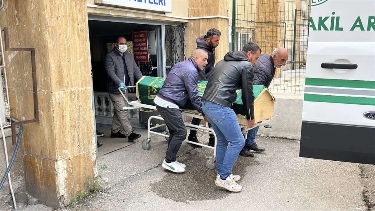 Sivas'ta KKKA şüphesiyle tedavi gören kadın hayatını kaybetti