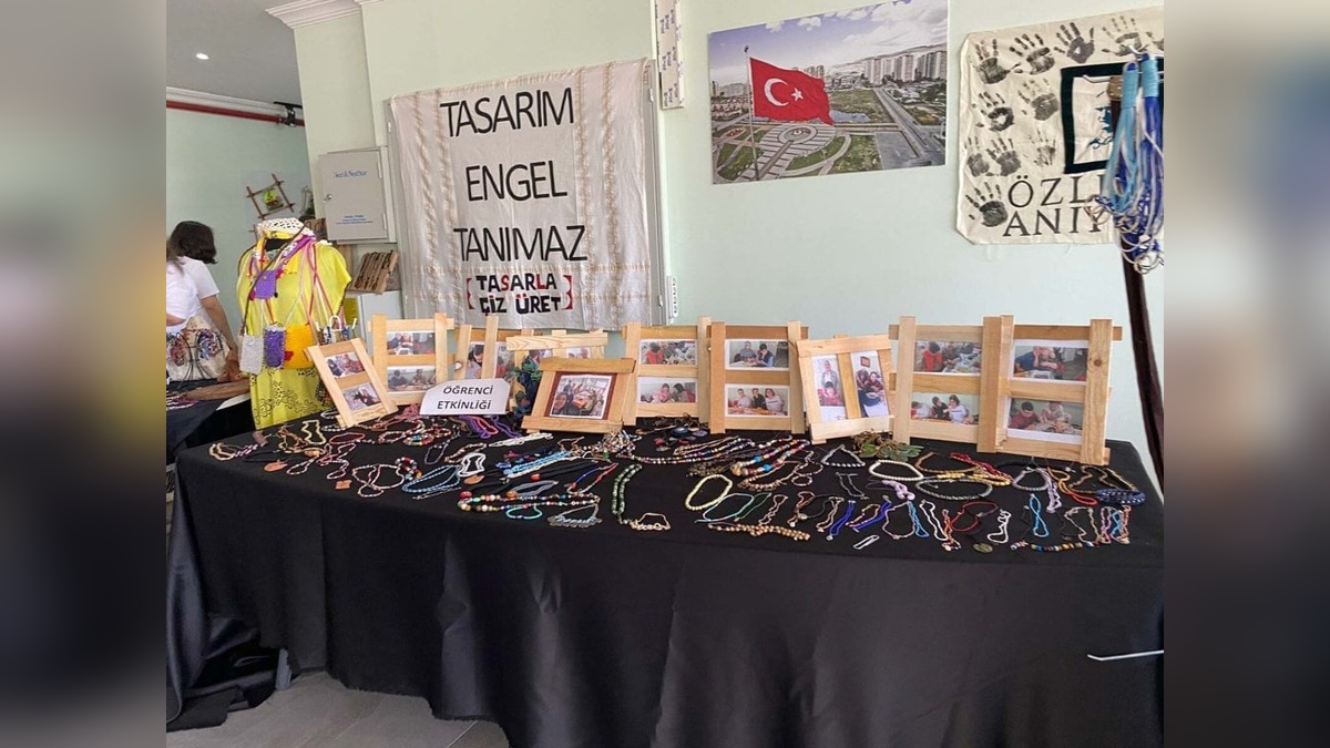 İzmir'de özel gereksinimli bireyler 'Tasarla, Çiz, Üret' projesiyle yeteneklerini sergiledi