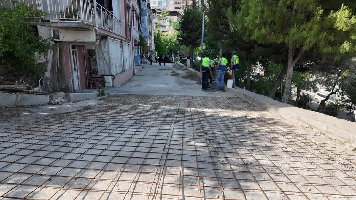 Bornova Belediyesi'nden altındağ'a beton yol çalışması