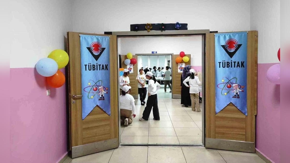 Hilalkent 125. Yıl İmam Hatip Ortaokulu'nda TÜBİTAK 4006 Bilim Fuarı heyecanı