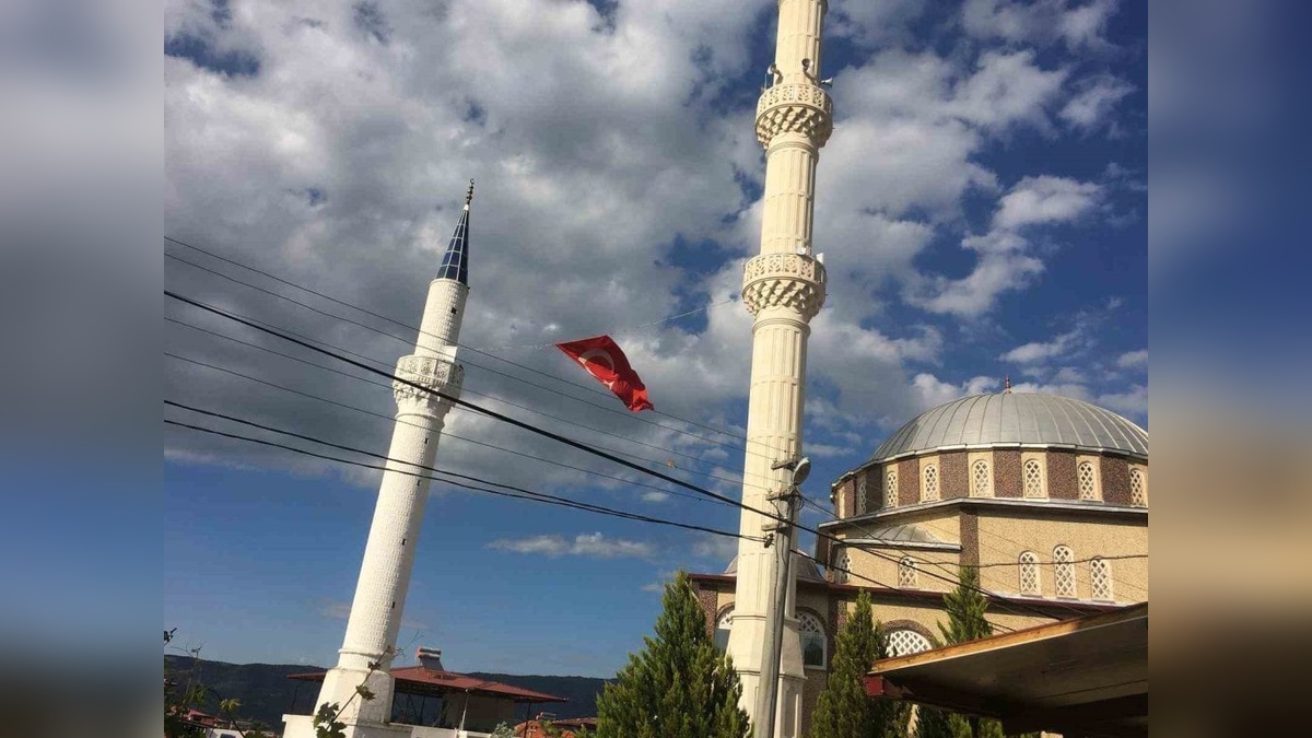 Sarıgöl'de vefa örneği: Eski camiden kalan minare, hayırseverin anısına dimdik ayakta